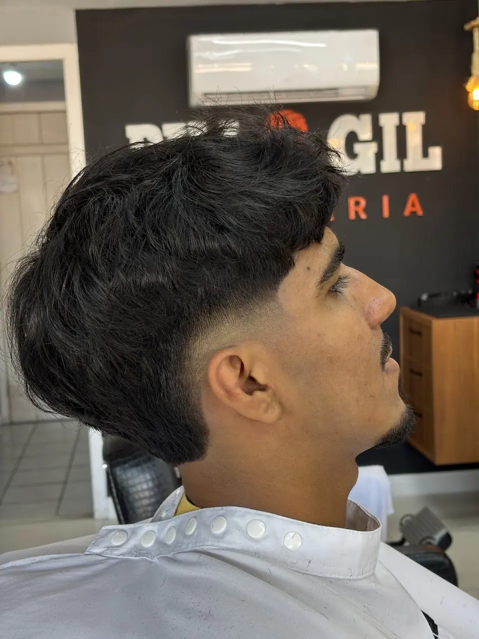 Mullet com franja e degradê baixo