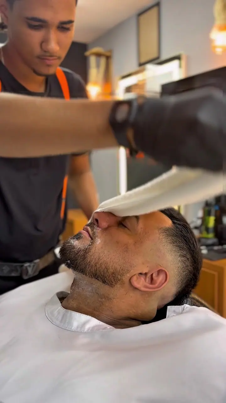 Toalha quente no rosto antes da barba