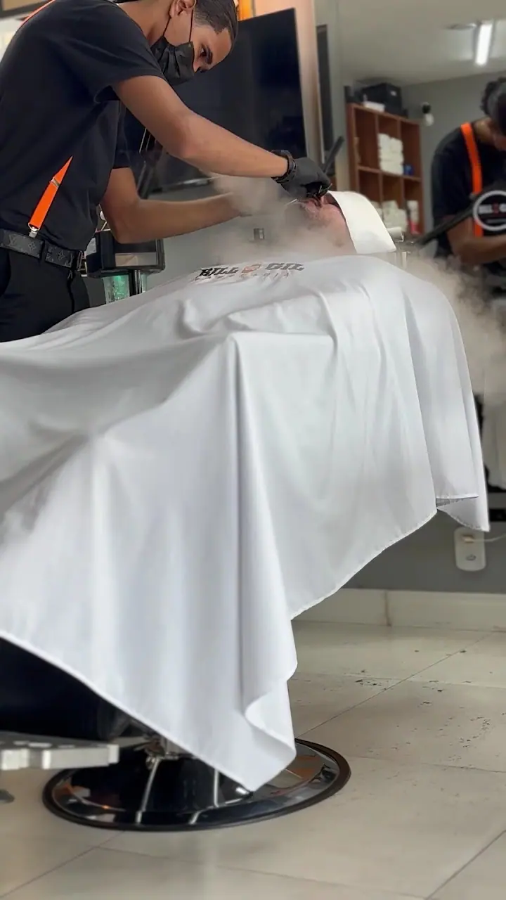 Barba sendo feita com vapor
